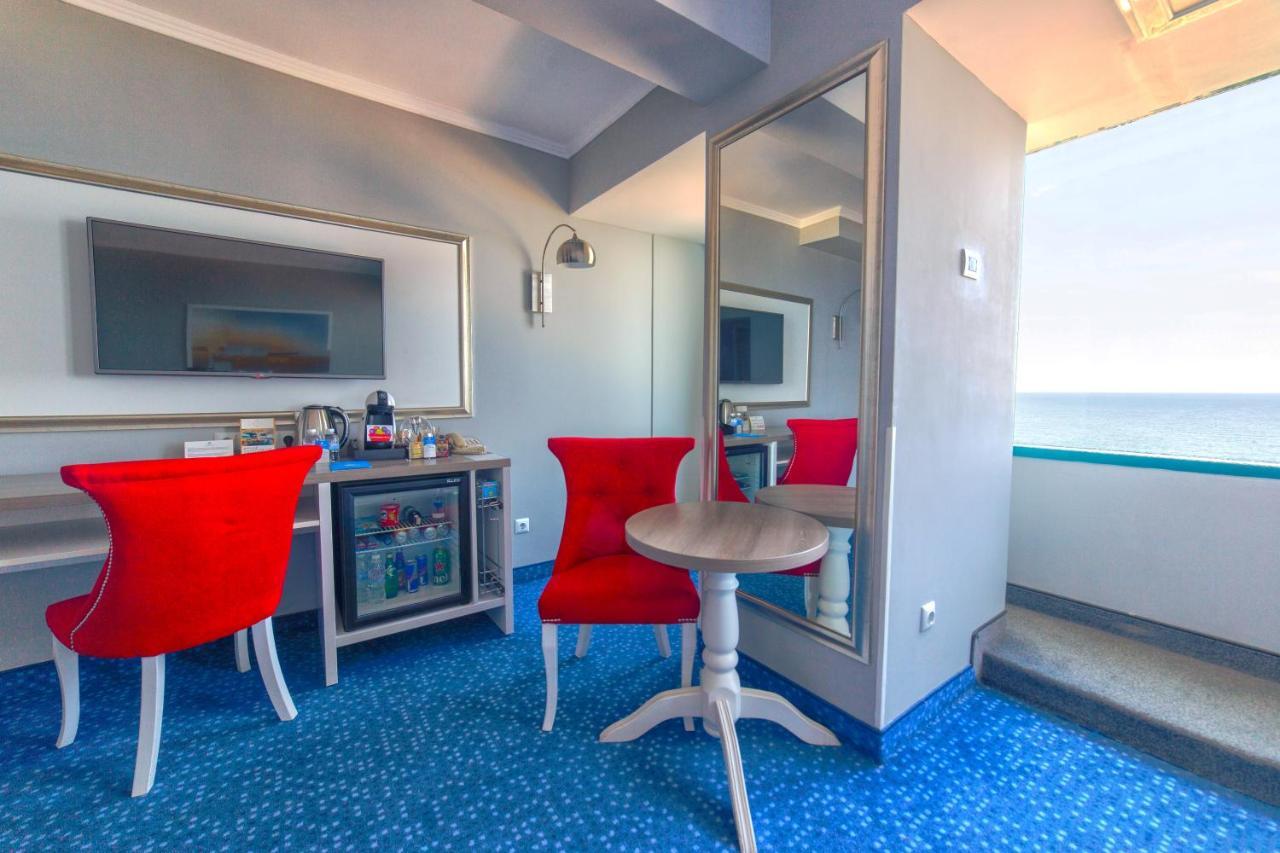 International Hotel Casino & Tower Suites Golden Sands Exterior foto A suite on board