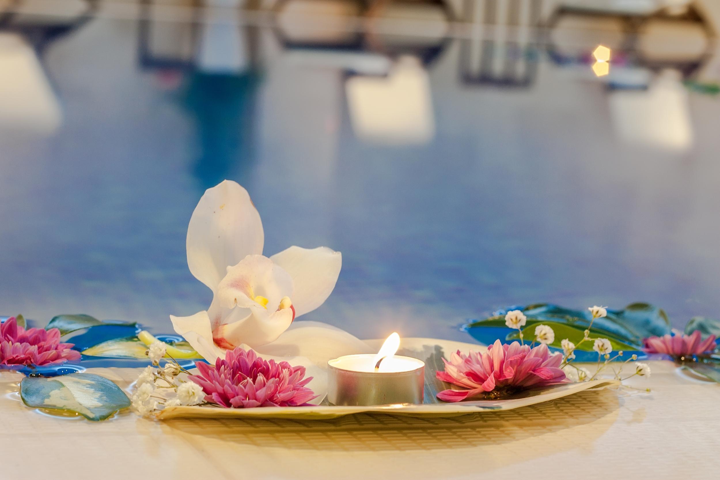 International Hotel Casino & Tower Suites Golden Sands Exterior foto A candle and flowers on a table