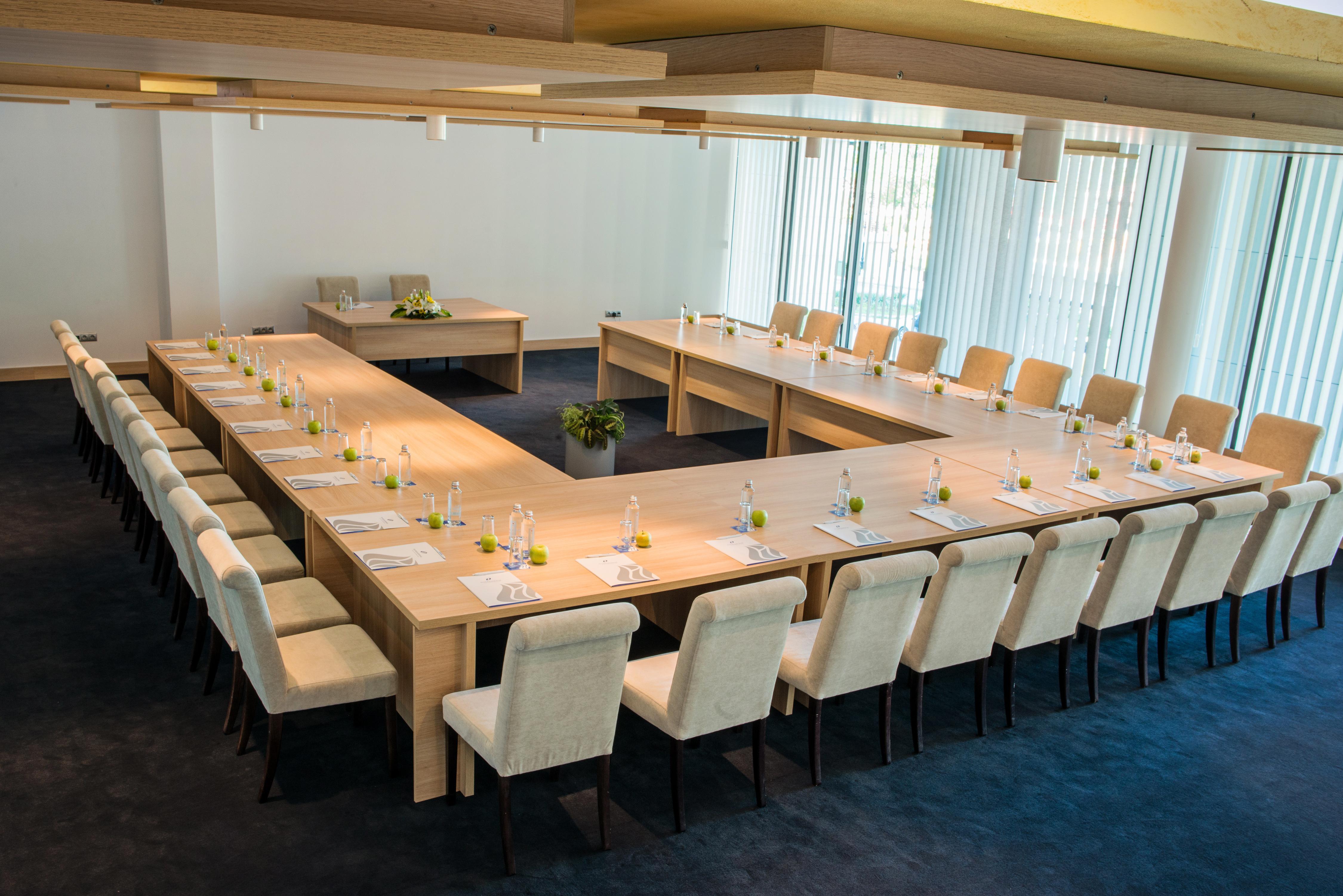 International Hotel Casino & Tower Suites Golden Sands Exterior foto U-shaped table