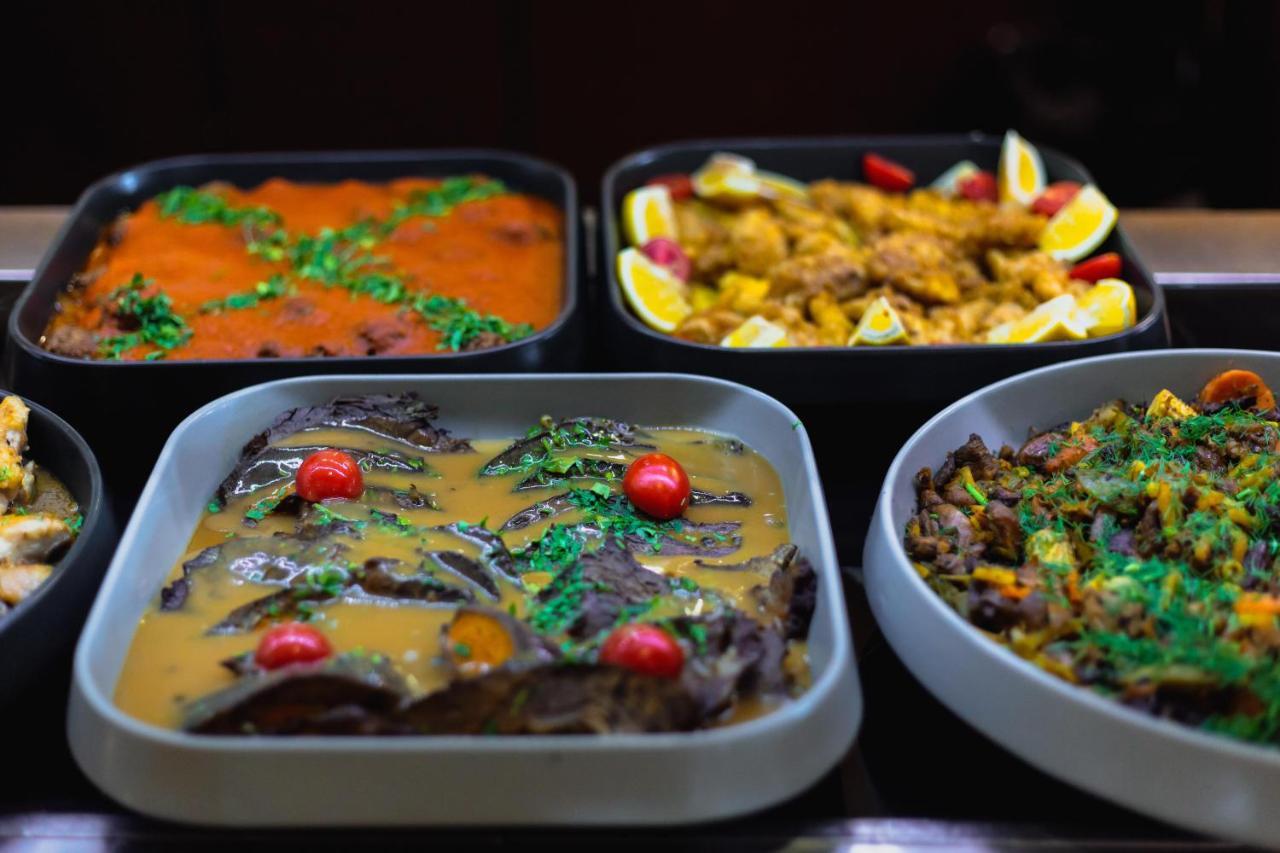 International Hotel Casino & Tower Suites Golden Sands Exterior foto A selection of Indian cuisine