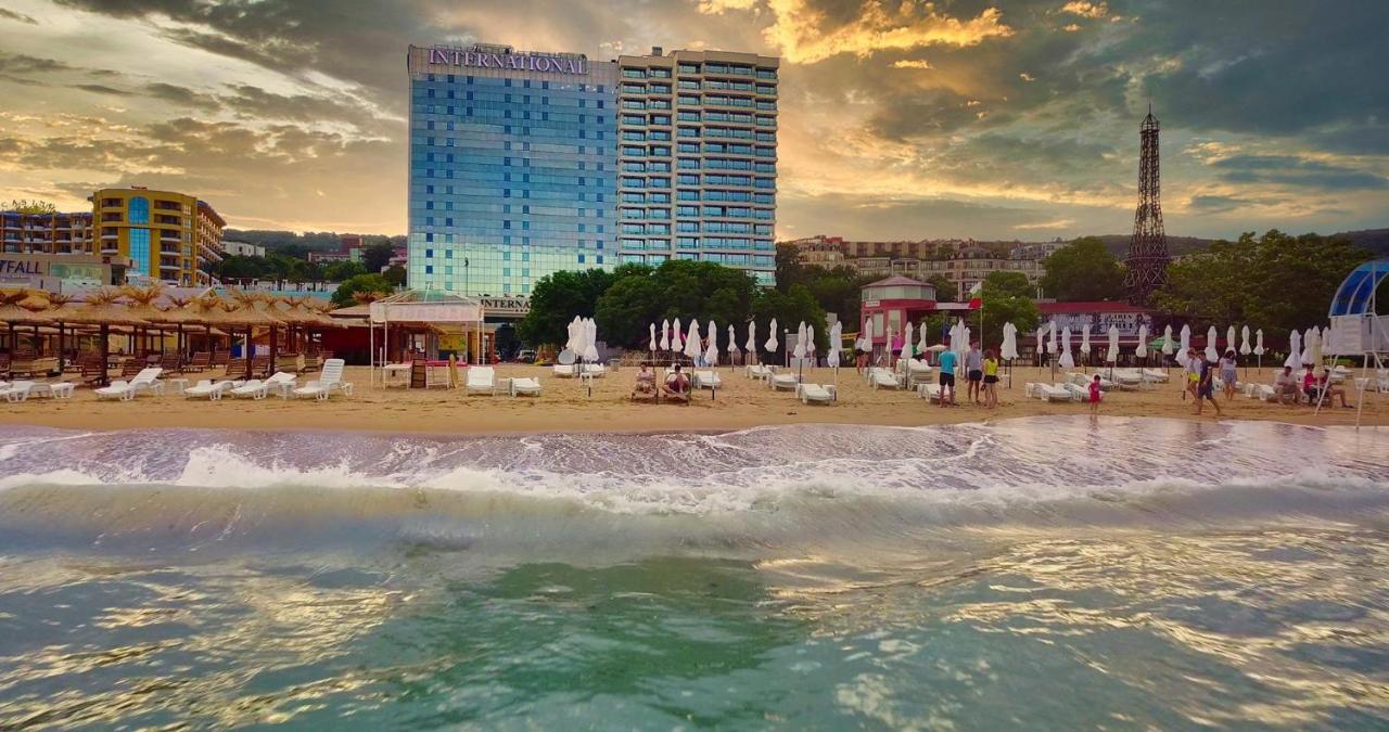 International Hotel Casino & Tower Suites Golden Sands Exterior foto The hotel from the beach